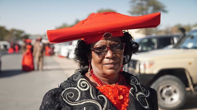 Die Frauen der Herero im Dorf Okahandja legen großen Wert auf ihre traditionelle Tracht. Sie soll an den Völkermord an dem namibischen Volk erinnern. – Bild: ZDF und Heiko Boldt./​Heiko Boldt