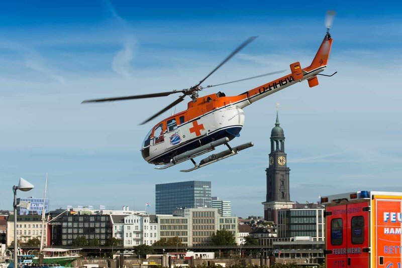 Dr. Haase bringt eine schwer verletzte Frau, die am Elbufer gefunden wurde, mit dem Helikopter ins Elbkrankenhaus. – Bild: ZDF und Boris Laewen-bola./​Boris Laewen-bola
