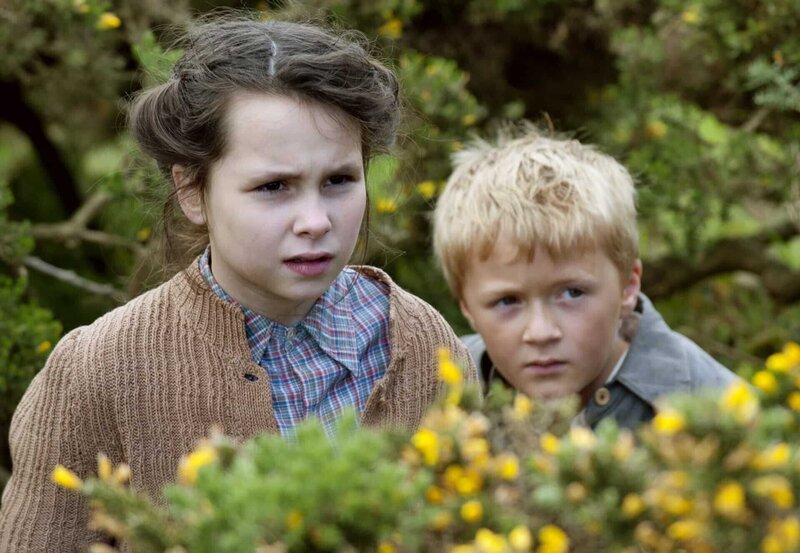 Fiona (Chloe Jayne Wilkinson) und der kleine Brian (Haydn Cavanagh) beobachten das Treiben eines brutalen alten Bauern. – Bild: MDR/​Degeto/​Teamworx/​A. Peebles