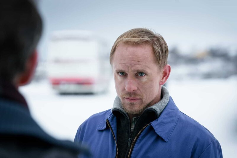 Die Polizisten konfrontieren Rasmus Lundqvist (Sampo Sarkola) mit neuen Fakten. – Bild: ZDF und Stephan Rabold.