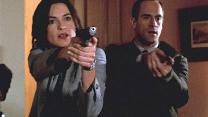Auf der Suche nach dem Mörder einer erfolgreichen Finanzanalystin stürmen die Detectives Benson (Mariska Hargitay) und Stabler (Christopher Meloni) ein Hotelzimmer. – Bild: RTL