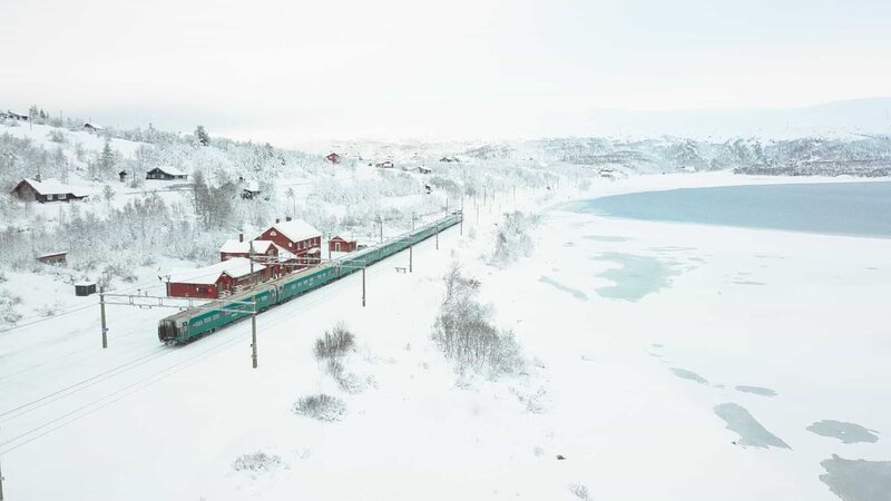 Die Bergensbanen-Hardangervidda durchquert die Winterlandschaft. +++ – Bild: RTL /​ BriteSpark /​ Norwegen: Bergen – Flåm