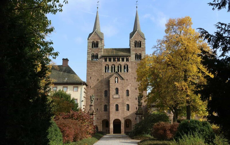 Das Westwerk der ehemaligen Benediktinerabtei Corvey ist ein herausragendes Zeugnis karolingischer Baukunst. – Bild: ZDF und SWR.