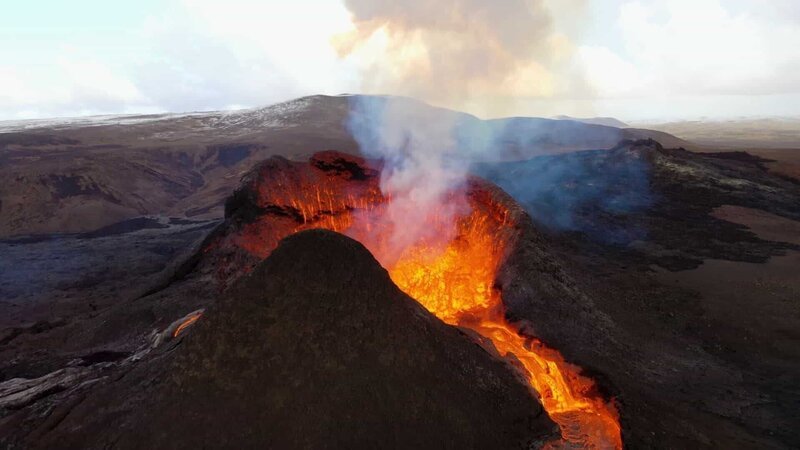 Im Westen von Island brach 2021 ein Vulkan aus, der zur Touristenattraktion wurde. – Bild: ZDF und Channel Nine.