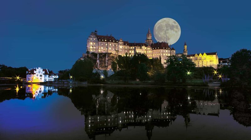 Nachtaufnahme des Schlosses Sigmaringen bei Mondschein. – Bild: ZDF und SWR.