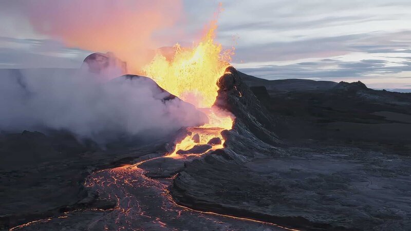 So wie auf Island, gibt es weltweit Gebiete mit hoher Vulkanaktivität. – Bild: ZDF und ©2023 Joey Helms./​©2023 Joey Helms
