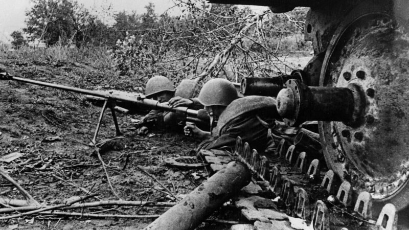 Rotarmisten bei der Schlacht von Kursk, 1943. – Bild: ZDF und Mauritius Images./​Mauritius Images