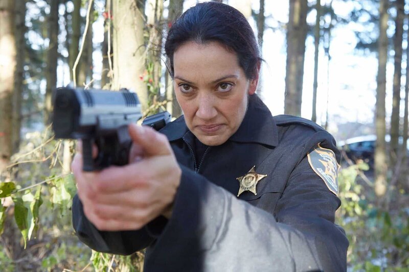 Officer Hazel zielt mit ihrer Waffe in den Wald. – Bild: RTL /​ © Saloon Media