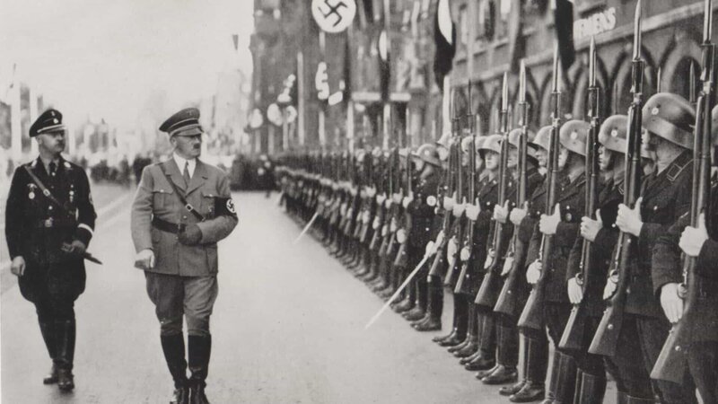 Adolf Hitler bei einer Truppen-Inspektion. – Bild: ZDF und Spiegel-TV./​Spiegel-TV