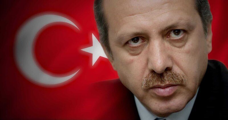 Seit Recep Tayyip Erdo?an im Jahr 2003 an die Macht gekommen ist, hat die Türkei einen Abstieg von der Demokratie zur Autokratie erlebt. – Bild: ZDF und Tobias Lenz