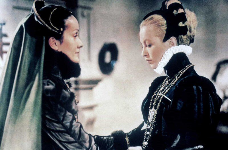 Die Prinzessin von Cleve – Bild: Marcel Dole /​ Die Königin (Lea Padovani, li.) fordert die Prinzessin von Cleve (Marina Vlady, re.) auf, sich ihren Gefühlen hinzugeben.