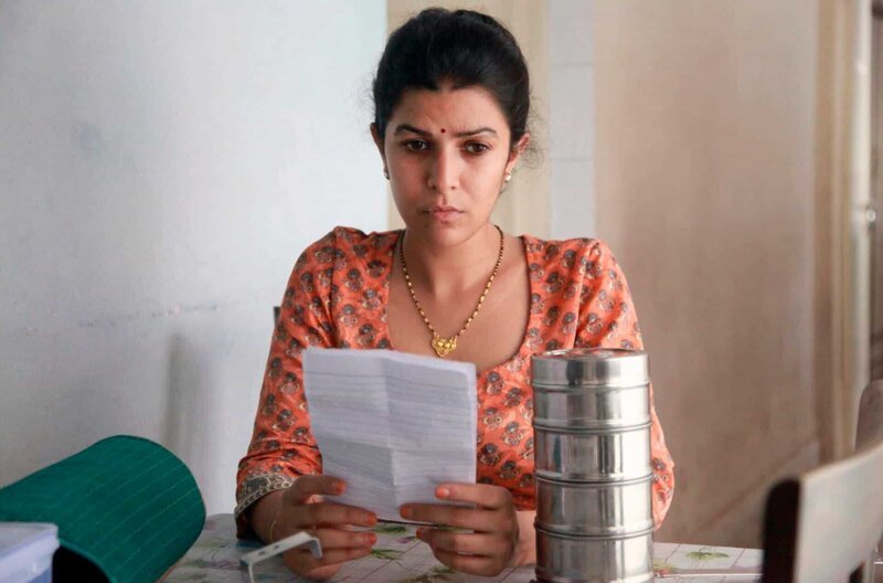 Da ihr Mann nicht reagiert, steckt Ila (Nimrat Kaur) beim nächsten Mal eine Notiz in die Lunchbox. – Bild: WDR