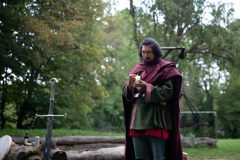Zum Beginn des Rituals rammt Simon das Schwert in den Boden: Ein Symbol für den Frieden, der bei einem heidnischen Ritual herrschen soll. – Bild: ZDF und Felix Kost.