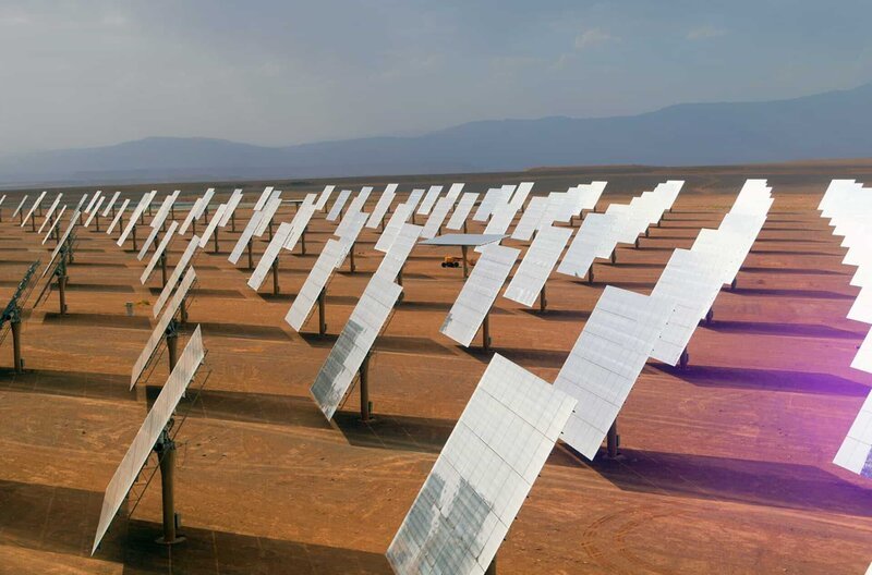Der Noor-Komplex ist das größte Solarkraftwerk der Erde. Mehr als 500.000 leicht gebogene Spiegel drehen sich mit der Sonne. Die Baukosten übersteigen zwei Milliarden Euro. – Bild: Ashley Meneely /​ © Ashley Meneely