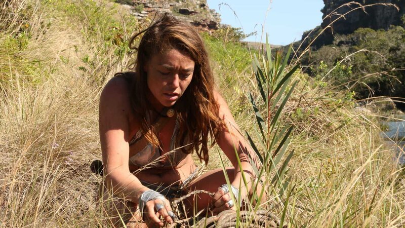 Gabrielle setting up her snare in hopes of catching food in South Africa. – Bild: Discovery Channel /​ Discovery Communications
