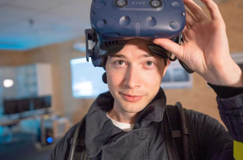 Reporter Constantin Röse verbringt sieben Tage auf unterschiedliche Weise in der digitalen Welt und fragt auch, in welchen Bereichen Virtual Reality und VR-Brillen unserer Gesellschaft in Zukunft helfen könnten. – Bild: HR