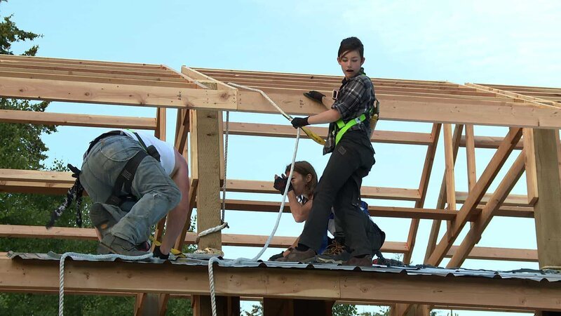 Gabe, Rain, and Bear Brown building barn. – Bild: Discovery Communications