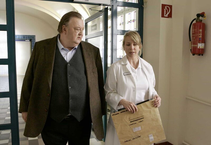 15 Uhr im Ersten. Bloch (Dieter Pfaff) sucht Hannahs alte Kollegin Inge (Bettina Kupfer) im Krankenhaus auf – und erfährt Erschütterndes aus Hannahs Vergangenheit. – Bild: WDR/​Frank Dicks