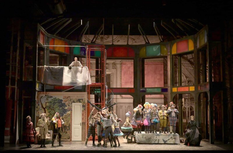 Die Operette „Pariser Leben“ gehört zu Jacques Offenbachs bekanntesten Werken. Eine Gruppe von Darstellern der zeitgenössischen Inszenierung von Christian Lacroix im Pariser Théâtre des Champs-Elysées – Bild: Vincent Pontet / © Vincent Pontet/Vincent PONTET Die Operette „Pariser Leben“ gehört zu Jacques Offenbachs bekanntesten Werken. Eine Gruppe von Darstellern der zeitgenössischen Inszenierung von Christian Lacroix im Pariser Théâtre des Champs-Elysées – Bild: Vincent Pontet / © Vincent Pontet/Vincent PONTET