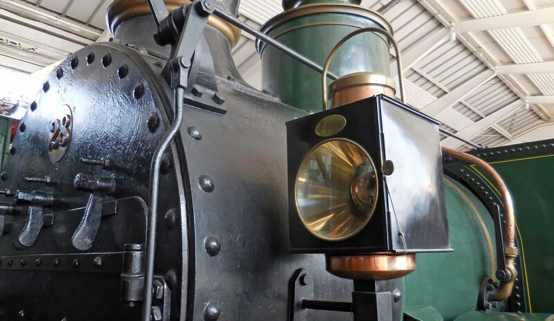 Lok GENF, Baujahr 1858, Maschinenfabrik Esslingen. Diese Lokomotive zog 1858 den Eröffnungszug auf der Hauensteinstrecke. Sie ist die älteste Dampflokomotive der Schweiz und steht heute im Verkehrshaus Luzern. – Bild: SWR/​Alexander Schweitzer