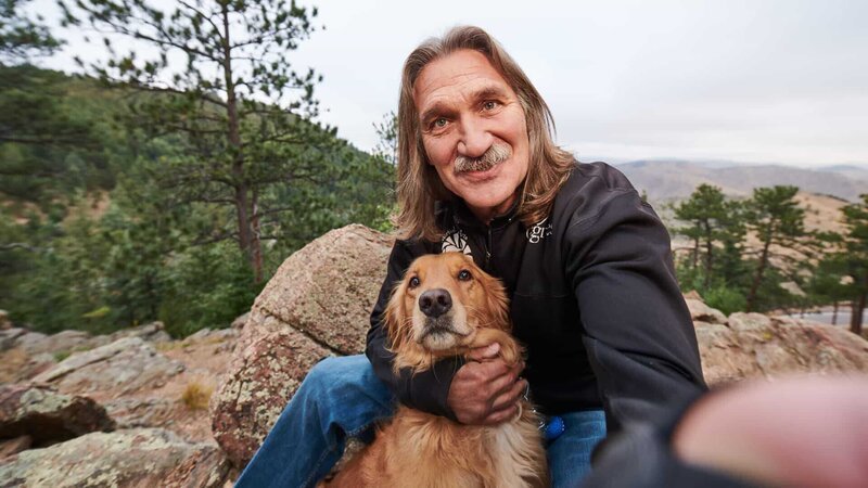 Dr. Jeff Young and his dog Fred as seen on Dr. Jeff: Rocky Mountain Vet. – Bild: Discovery, Inc./​Gabriel Nivera/​Gabriel Nivera