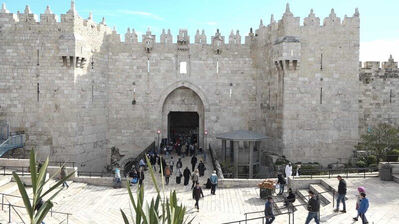 Die Altstadt von Jerusalem ist gerade mal ein Quadratkilometer groß. Hier befinden sich mit dem Tempelberg und der Klagemauer die heiligsten Orte der Juden. – Bild: ZDF und Paul Rigert. Die Altstadt von Jerusalem ist gerade mal ein Quadratkilometer groß. Hier befinden sich mit dem Tempelberg und der Klagemauer die heiligsten Orte der Juden. – Bild: ZDF und Paul Rigert.