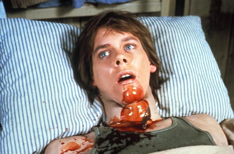 Nach einer wundervollen Nacht mit seiner Camp-Kollegin Marcie wird Jack (Kevin Bacon) in seinem eigenen Bett brutal erdolcht. Dies ist jedoch nur der Anfang einer blutigen Mordserie … – Bild: OTCM