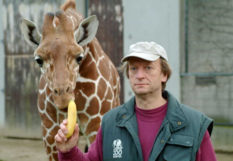 Die Giraffe Sylvester und ihr Pfleger Ferdinand Heinemann. – Bild: BR/​WDR/​Melanie Grande/​Melanie Grande