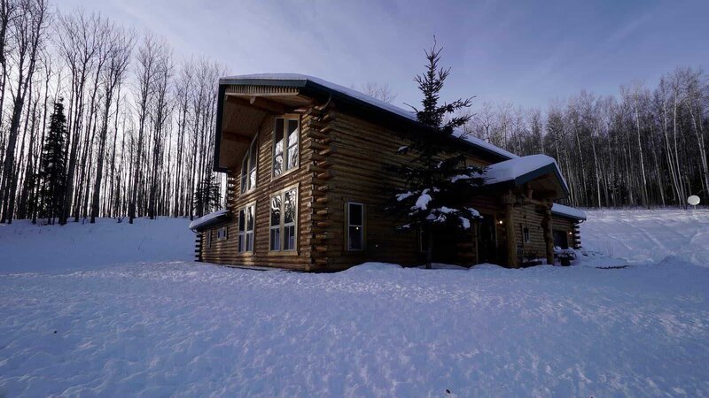 The exterior of the Knotted Pine Cabin in Alaska, as seen on HGTV’s Log Cabin Living – Bild: 2018, Scripps Networks, LLC. All Rights Reserved.