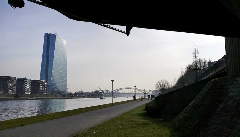 Blick über den Main auf die Europäische Zentralbank. – Bild: HR/​Simone Jung
