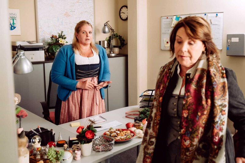 Ulla (Sabrina Dietel, KLD, links) wagt es nicht, Rosi (Brigitte Walbrun, rechts) um eine Gehaltserhöhung zu bitten. – Bild: Nadya Jakobs /​ BR /​ BR/​Nadya Jakobs