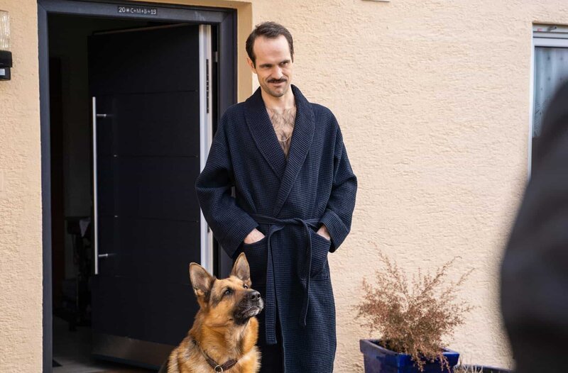 Johannes Schwarz’ (Felician Hohnloser) Hund sorgt dafür, dass Riedl nicht lange bleibt. – Bild: ARD/​Jenrick Mielke