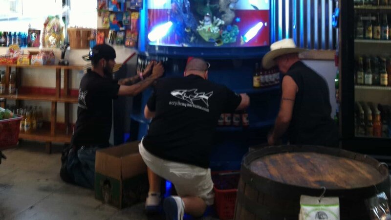 Wayde and Redneck working on the bottom half of the fish tank. – Bild: Animal Planet /​ Discovery Communications