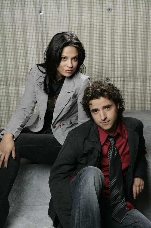 (3. Staffel) – Amita Ramanujan (Navi Rawat, l.) und Charlie (David Krumholtz, r.) unterstützen Don bei seiner Arbeit für das FBI … – Bild: Paramount Network Television Lizenzbild frei