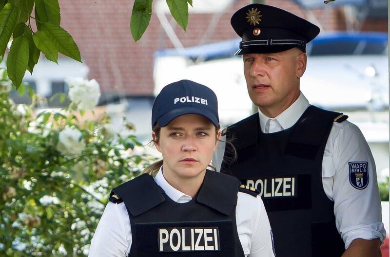 Paula Sprenger (Sarina Radomski) und Wolf Malletzke (Christoph Grunert) wissen nun, wer der Täter ist. – Bild: ARD/​Daniela Incoronato