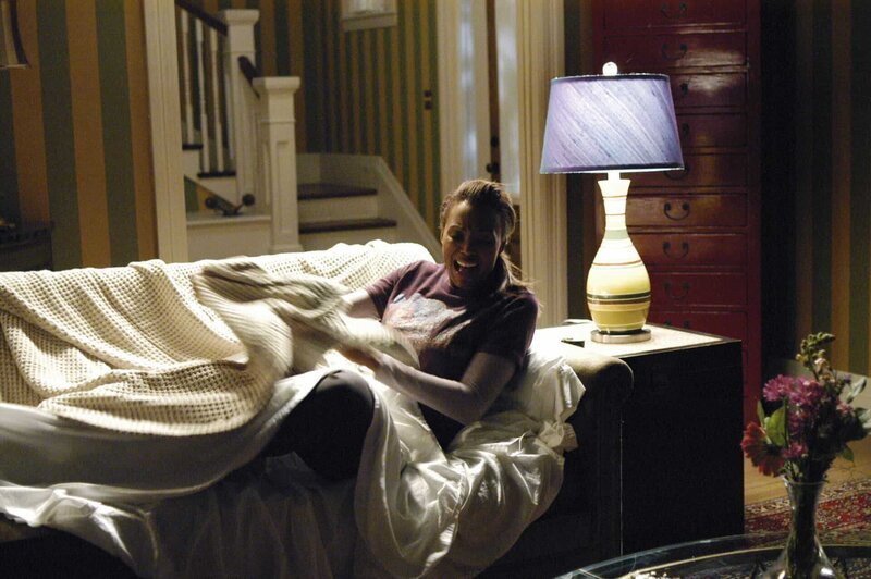 Der Abend läuft anders als geplant, denn Andrea (Aisha Tyler) wird plötzlich von einem Geist heimgesucht … – Bild: ABC Studios Lizenzbild frei