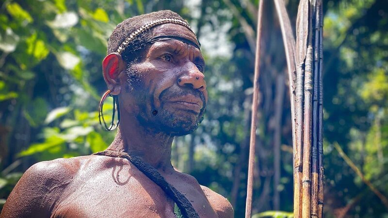 Mann im Dschungel von Papua-Neuguinea – Bild: Warner Bros. Discovery