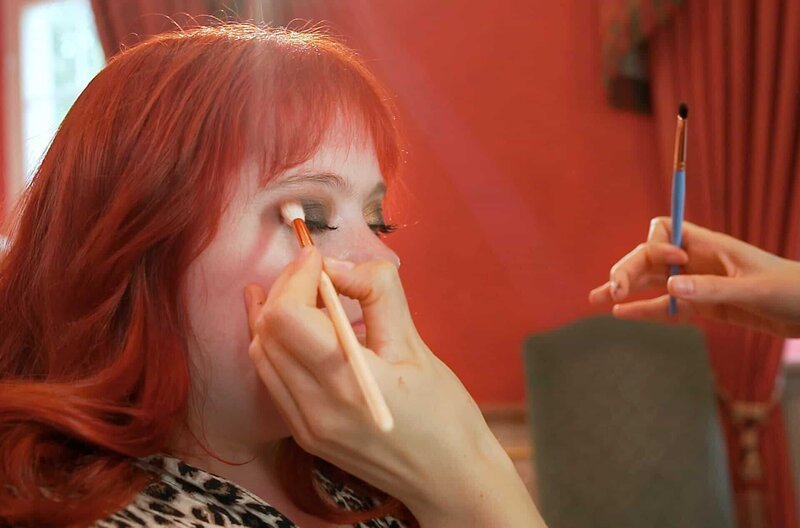 Beim Umstyling wird Lea geschminkt. – Bild: SWR/​SEO Entertainment
