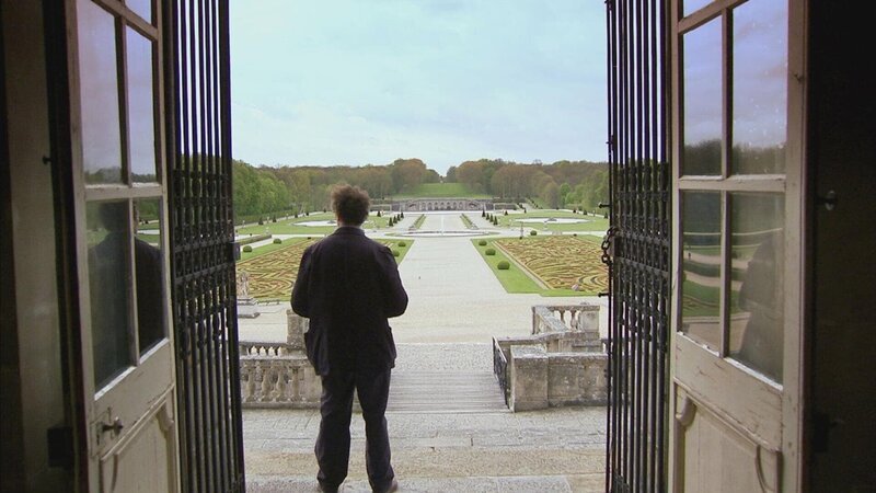 Monty lädt auf eine Reise nach Frankreich ein. Hier präsentiert er die schönsten Gärten Frankreichs. Hier im Garten des Schloss Vaux-le-Vicomte. – Bild: RTL Living