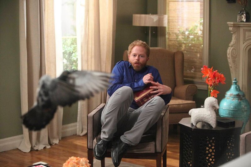 Als plötzlich eine Taube durchs offene Fenster ins Haus geflattert kommt, gerät Mitchell (Jesse Tyler Ferguson), der panische Angst vor Vögeln hat, in Panik … – Bild: Comedy Central