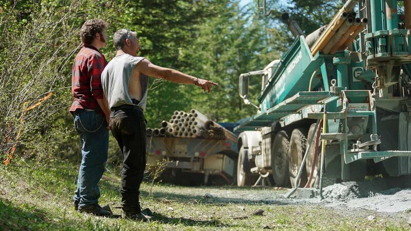 Matt and Gabe Brown discussing well drilling machine. – Bild: Discovery Communications