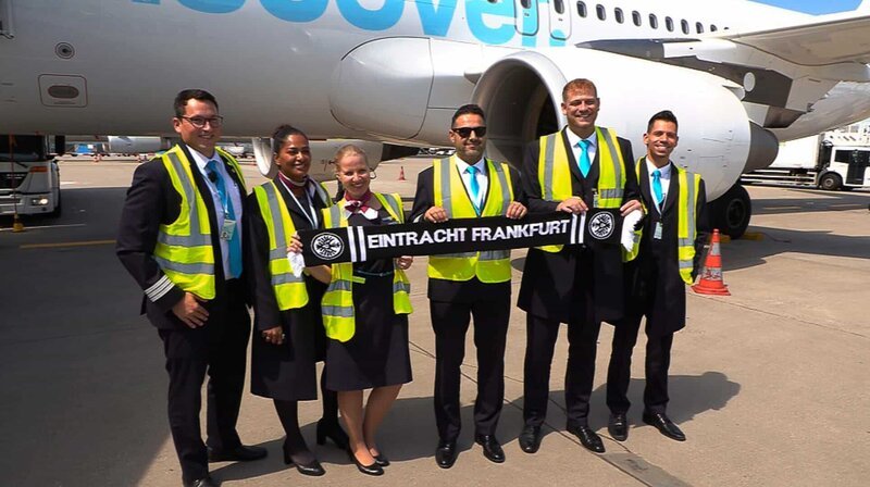 Eine der vielen Crews die die 40 Sonderflüge ab Frankfurt betreuten. Mehr als 7000 Fans konnten so nach Spanien fliegen. – Bild: HR