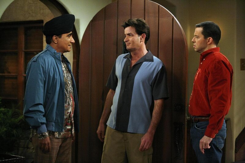 Männergespräche: Don (Iqbal Theba, l.), Charlie (Charlie Sheen, M.) und Alan (Jon Cryer, r.) – Bild: TWO AND A HALF MEN and all related characters and elements are trademarks of and © Warner Bros. Entertainment Inc.