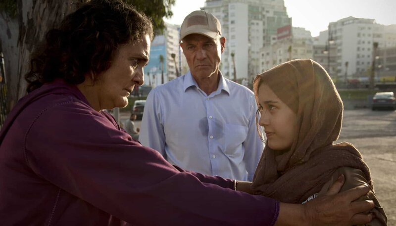 Chifa (Fatima Harandi) gibt Yasmin (Maya Lauterbach) in die Hände von Frank Henning (Heiner Lauterbach). – Bild: ARD Degeto/​Luis Koppelkamm