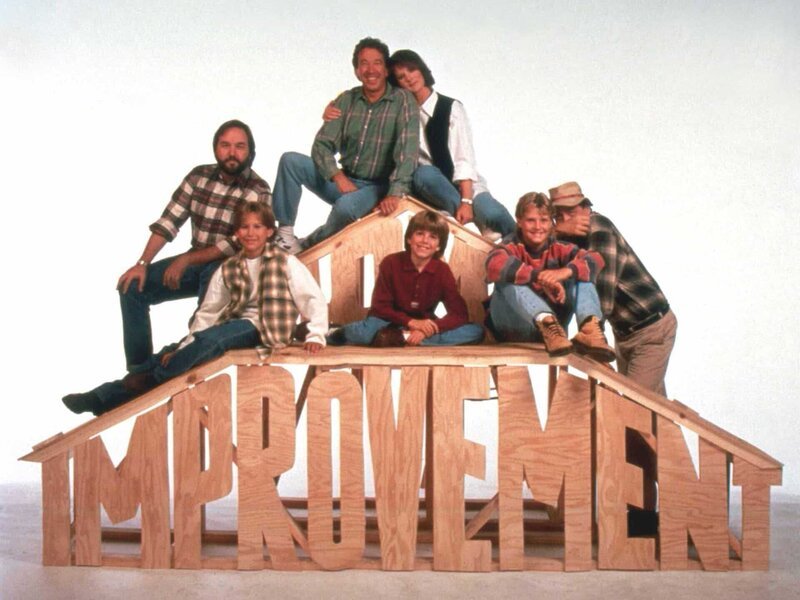 Hör mal, wer da hämmert „Abgeschminkt“. Im Bild (v.li.): Richard Karn, Jonathan Taylor Thomas, Tim Allen, Taran Noah Smith, Patricia Richardson, Zachery Ty Bryan, Earl Hindman. – Bild: ORF 1