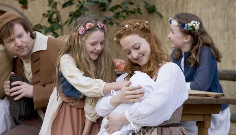 In einem kleinen Dorf trifft Hans auf eine Taufgesellschaft (als Mutter: Wanda Perdelwitz, Mitte) und realisiert abermals, wie wenig materieller Reichtum eigentlich bedeutet. – Bild: NDR/Georges Pauly In einem kleinen Dorf trifft Hans auf eine Taufgesellschaft (als Mutter: Wanda Perdelwitz, Mitte) und realisiert abermals, wie wenig materieller Reichtum eigentlich bedeutet. – Bild: NDR/Georges Pauly