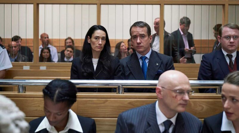 Diana (Sian Clifford, li.) und Charles (Matthew Macfadyen) gehen vor Gericht. – Bild: WDR/​Sony Pictures Connect Inc.