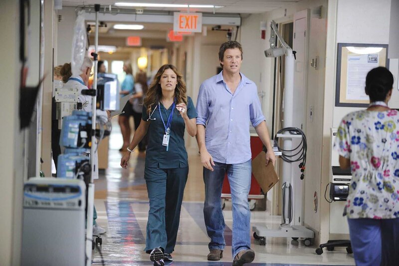 Callie (Kiele Sanchez) bringt Jim (Matt Passmore) zu dem Patienten, der angeblich Zeuge eines Mordes geworden ist. – Bild: RTL
