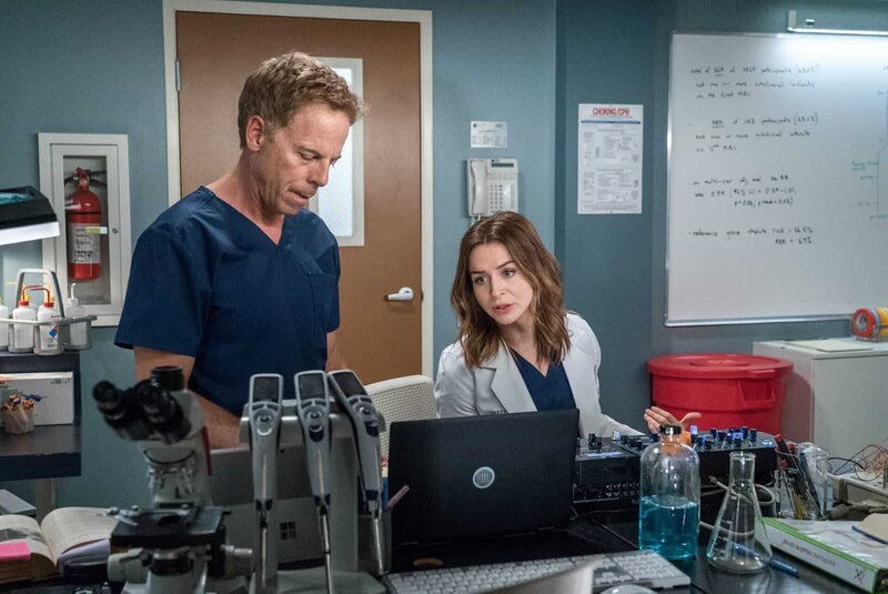 Greg Germann (Dr. Tom Koracick), Caterina Scorsone (Dr. Amelia Shepherd). – Bild: ORF/​Disney/​ABC/​Eric McCandless