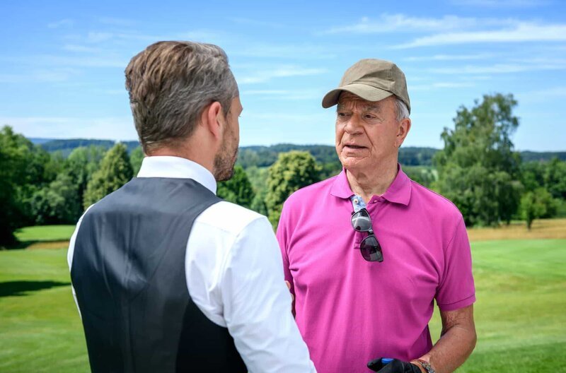 Werner (Dirk Galuba, r.) erklärt Erik (Sven Waasner, l.), dass es nicht so leicht wird, Gerry zum Golfprofi zu machen. – Bild: ARD/​Christof Arnold
